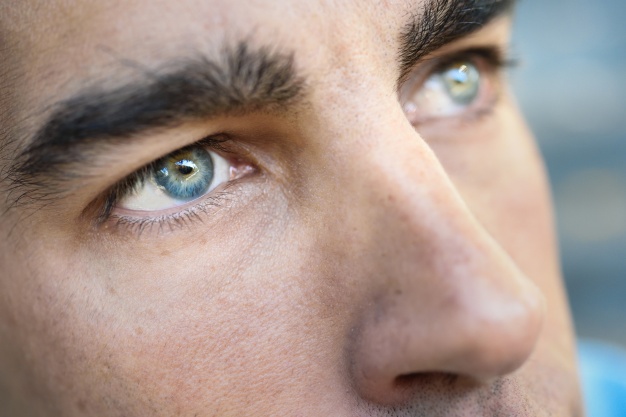 rosto aproximado de um home com olhos azuis