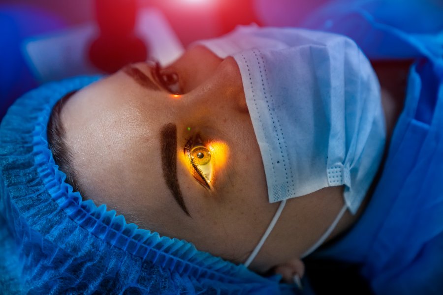 mulher-recebendo-laser-nos-olhos