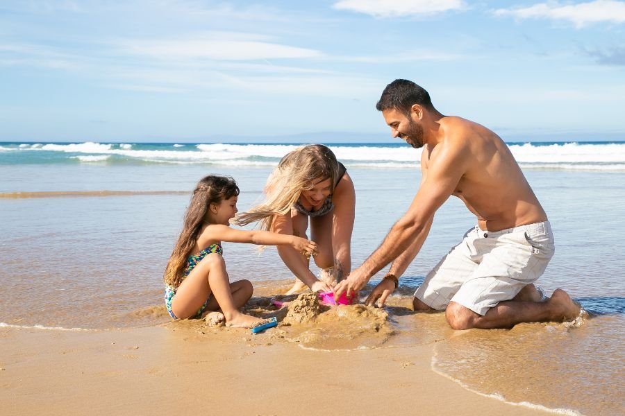 Familia brincando na praia