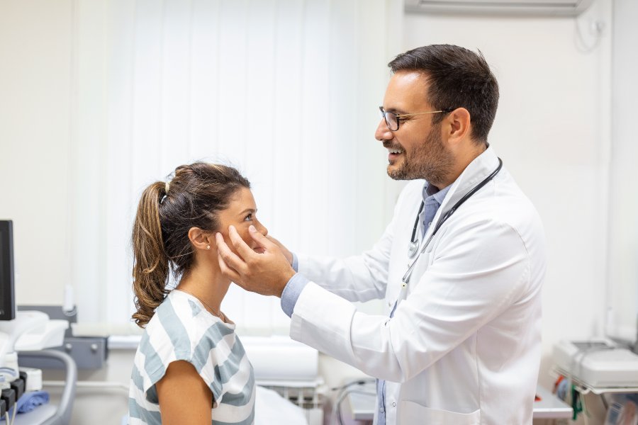 Oftalmologista examinando paciente.