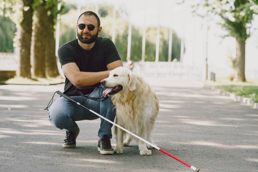 Homem cego com cachorro.