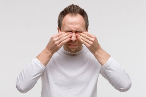 Coceira nos olhos: principais causas e o que fazer